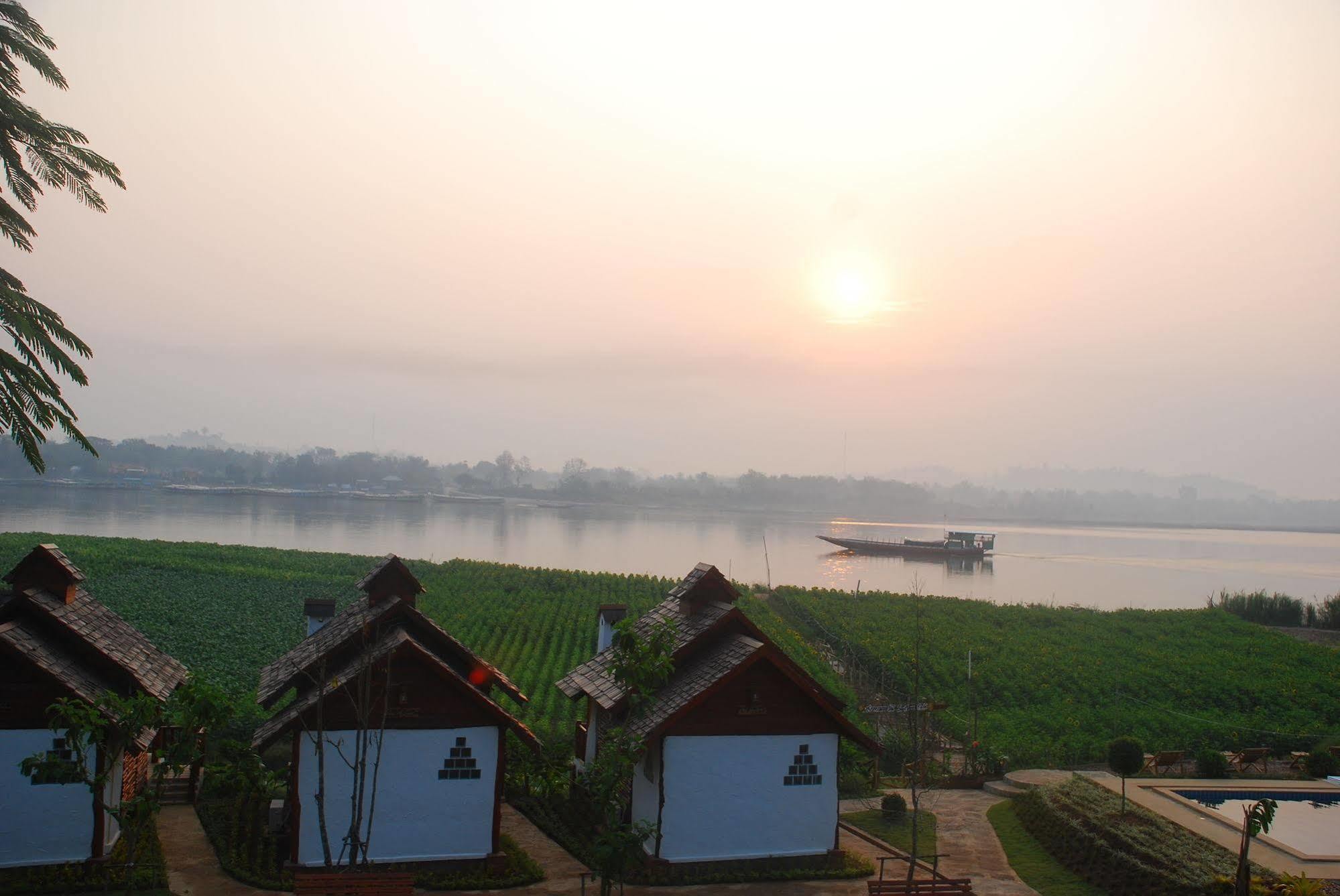 Gin'S Maekhong View Hotell Chiang Saen Exteriör bild